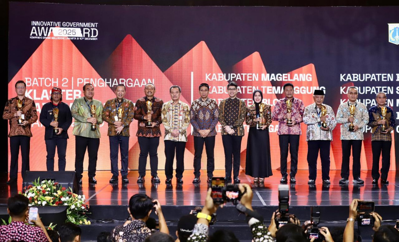 Sidoarjo raih anugerah Innovative Government (IGA) Award 2025, sebagai Kabupaten Terinovatif. Penghargaan tersebut diraih berkat berbagai rangkaian inovasi dalam pelayanan publik.