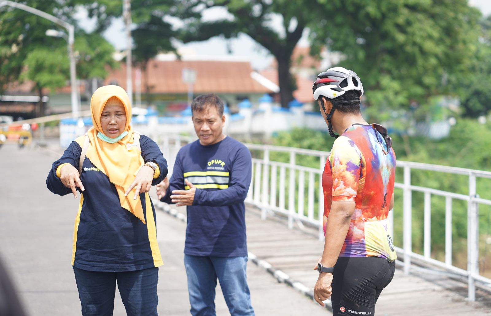Wali Kota Kediri Tinjau Kolaborasi Pembersihan Bambu di Tiang Penyangga Jembatan Lama,Jawa Timur.