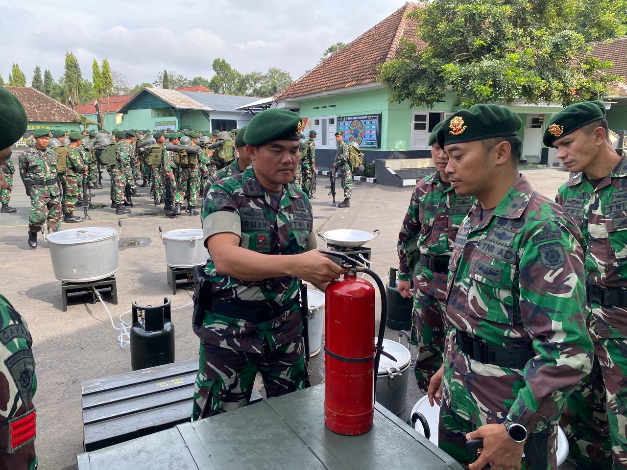 Komandan Batalyon Bekang 2/MWJ/ 2 Kostrad, Letkol TNI Firmanuddin Lilawangsa, S.I.P, saat menggelar giat acara Apel siaga penanggulangan bencana di Lapangan Apel Kompi Angkutan YonBekang 2 Kostrad.