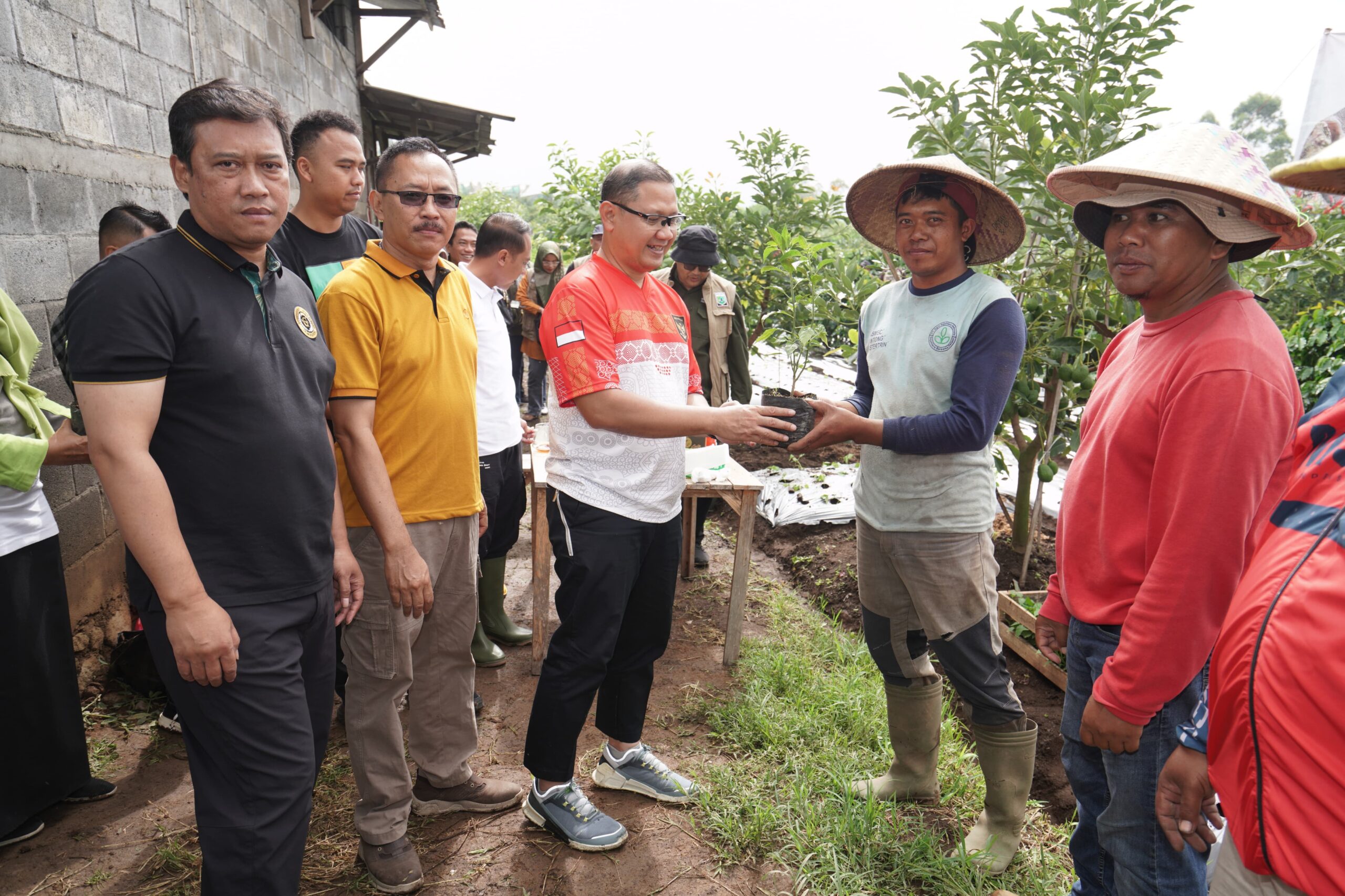 Untuk Menekan Inflasi Komoditas Cabai, Pj Wali Kota Batu Tanam 1500 Bibit di Desa Tulungrejo